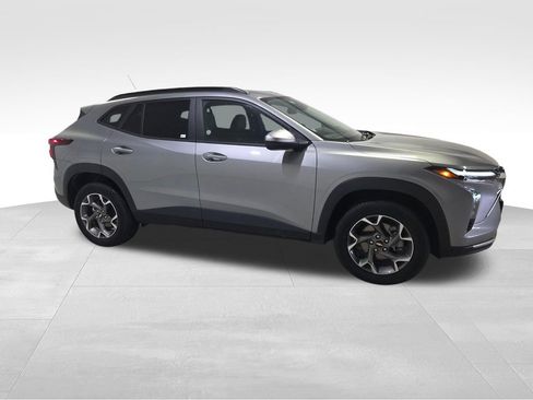 Used 2025 Chevrolet Trax LT w/ LT Convenience Package FWD image 26