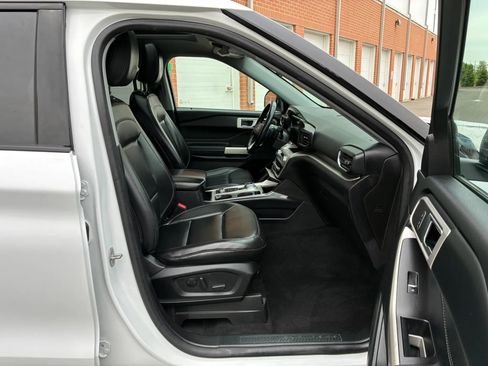 Used 2021 Ford Explorer XLT w/ Equipment Group 202A AWD/4WD image 13