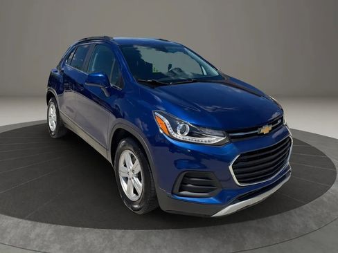 Used 2017 Chevrolet Trax LT w/ Driver Confidence Package FWD image 1