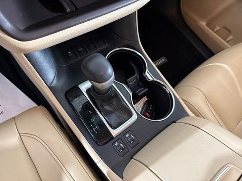 Used 2019 Toyota Highlander XLE FWD image 18
