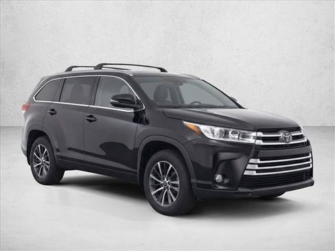 Used 2017 Toyota Highlander XLE AWD/4WD image 3