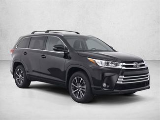 Used 2017 Toyota Highlander XLE AWD/4WD video 3