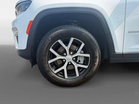 Certified 2025 Jeep Grand Cherokee Limited w/ Trailer Tow Package AWD/4WD image 15