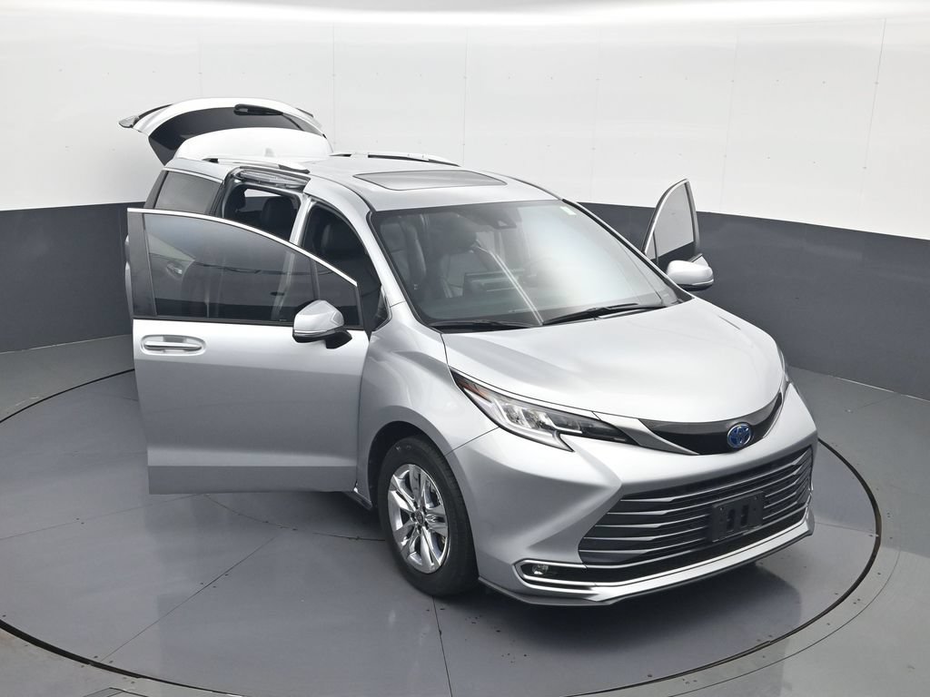 Used 2025 Toyota Sienna Limited AWD/4WD image 31