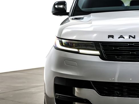 Used 2025 Land Rover Range Rover Sport SE image 14