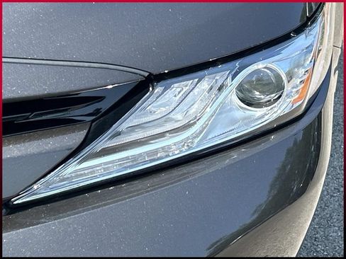 Used 2018 Toyota Camry XLE FWD image 11
