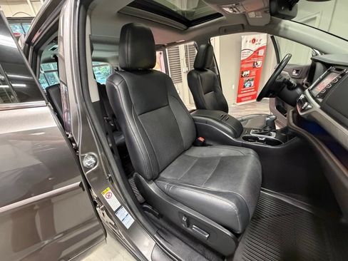Used 2017 Toyota Highlander Limited AWD/4WD image 4