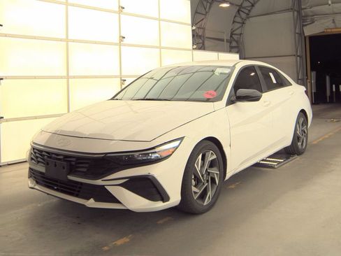 Used 2025 Hyundai Elantra SEL image 1