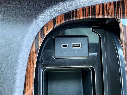 Used 2021 Cadillac Escalade Premium Luxury image 26