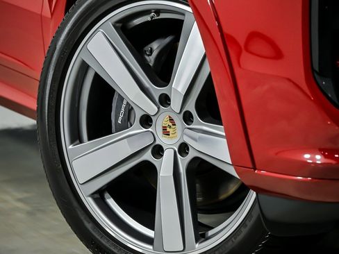 Used 2024 Porsche Cayenne image 4