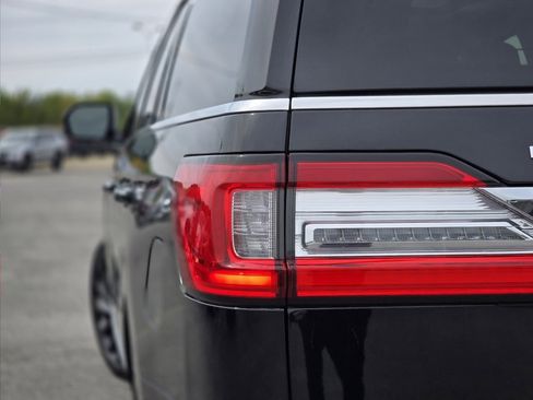 Used 2021 Lincoln Navigator Reserve image 13