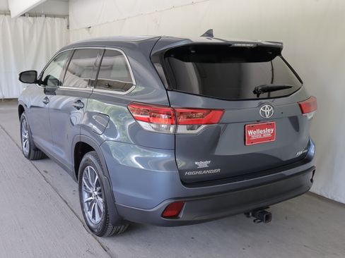 Used 2019 Toyota Highlander XLE AWD/4WD image 14