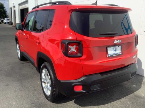 Used 2017 Jeep Renegade Latitude FWD image 4