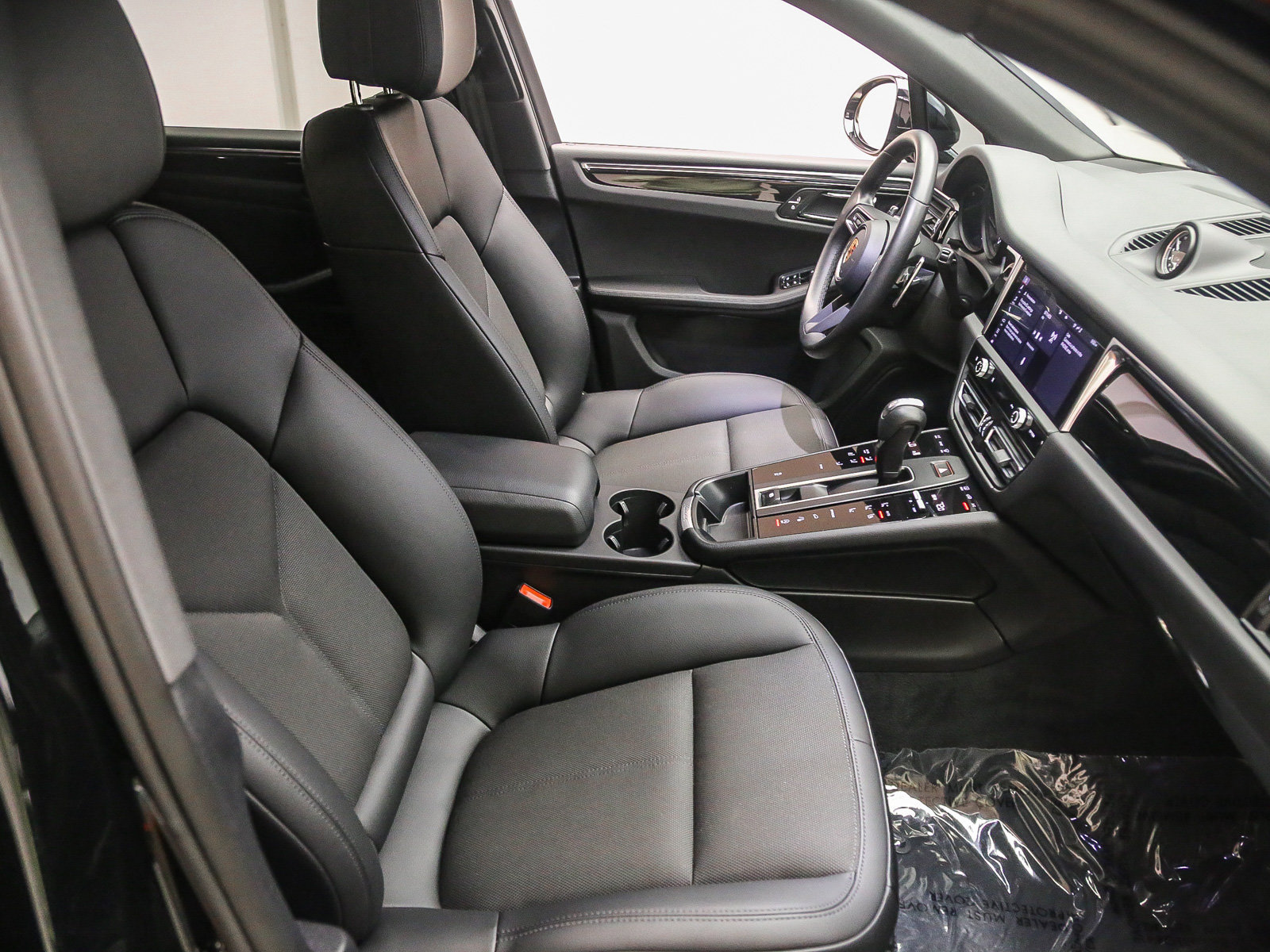 Certified 2023 Porsche Macan AWD/4WD image 20