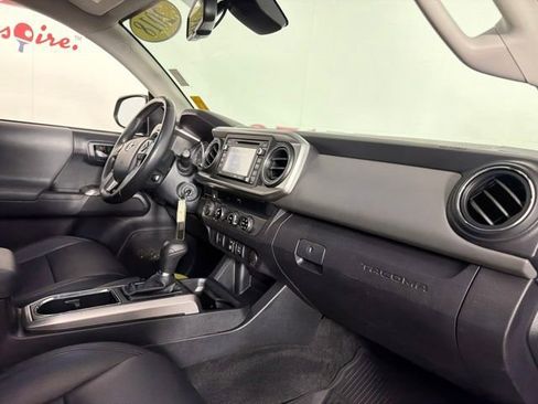 Used 2018 Toyota Tacoma SR5 AWD/4WD image 17