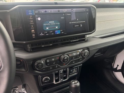 Used 2025 Jeep Wrangler Unlimited Sahara AWD/4WD image 20