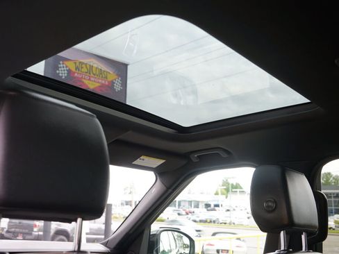 Used 2018 Land Rover Discovery HSE image 16