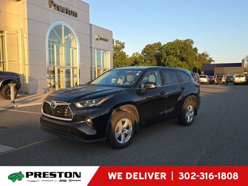 Used 2022 Toyota Highlander LE AWD/4WD image 1