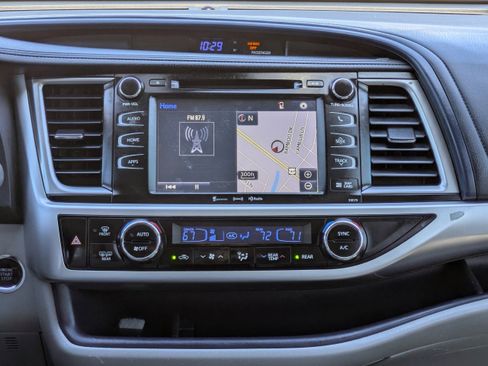 Used 2017 Toyota Highlander SE image 25