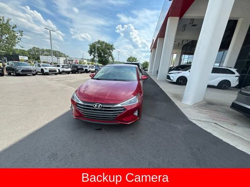 Used 2019 Hyundai Elantra SE FWD image 2