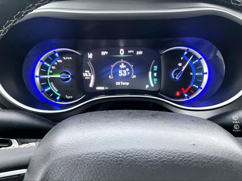 Used 2024 Chrysler Pacifica Select image 18