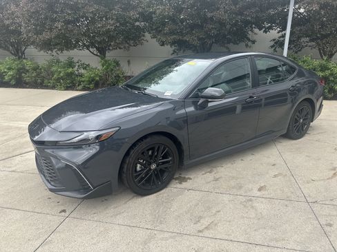 Used 2025 Toyota Camry SE w/ Convenience Package FWD image 3