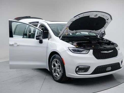 Used 2024 Chrysler Pacifica Limited FWD image 16