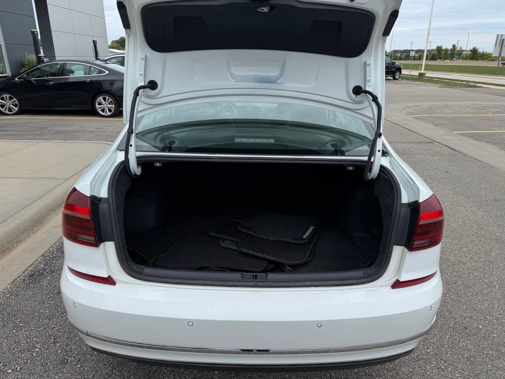 Used 2018 Volkswagen Passat 2.0T SE FWD image 48