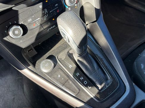 Used 2017 Ford Focus SE w/ Cold Weather Package FWD image 10