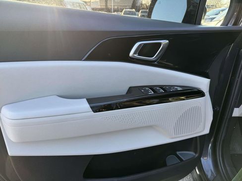 Used 2024 Kia Carnival EX image 15