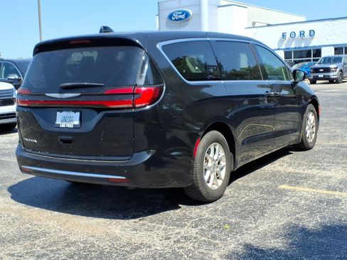 Used 2023 Chrysler Pacifica Touring-L FWD image 29