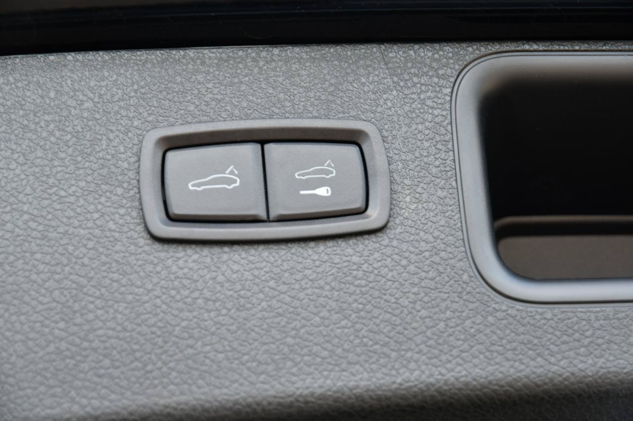 Used 2024 Porsche Macan AWD/4WD image 8