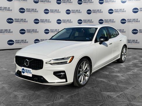 Used 2021 Volvo S60 T5 Momentum FWD image 1