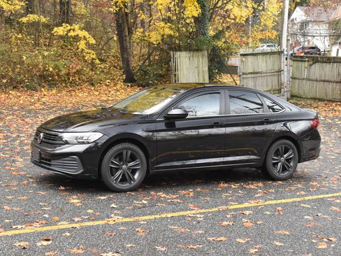 Used 2022 Volkswagen Jetta SE image 2