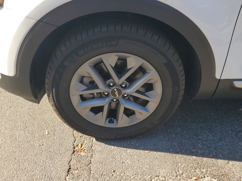 Used 2024 Kia Telluride LX image 5