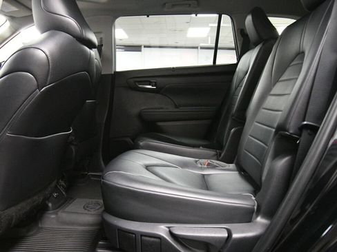 Used 2023 Toyota Highlander XLE AWD/4WD image 21