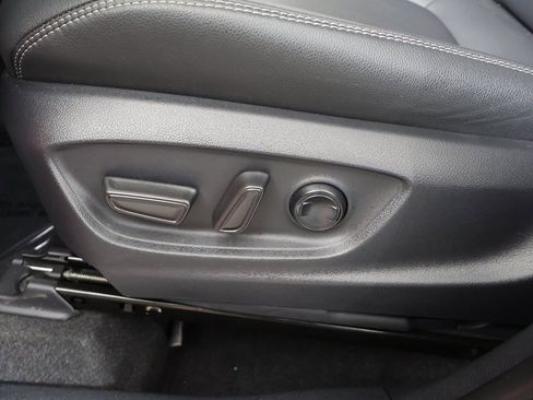 Used 2025 Toyota Corolla Cross XLE image 28