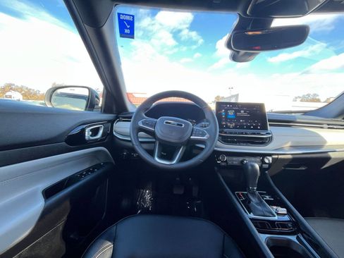 Used 2025 Jeep Compass Limited image 34