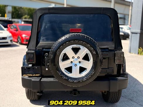 Used 2017 Jeep Wrangler Unlimited Rubicon w/ Connectivity Group AWD/4WD image 8