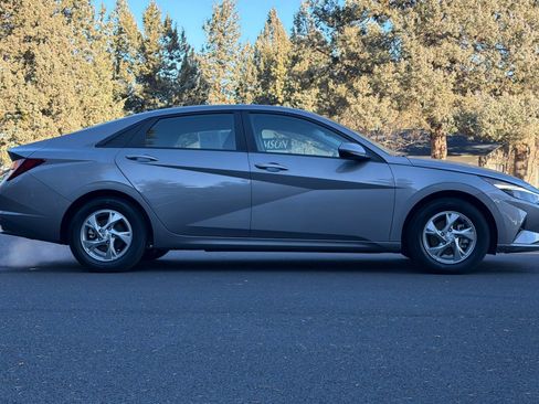 Used 2023 Hyundai Elantra SE image 3