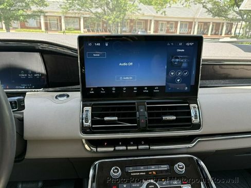 Used 2022 Lincoln Navigator Reserve AWD/4WD image 18
