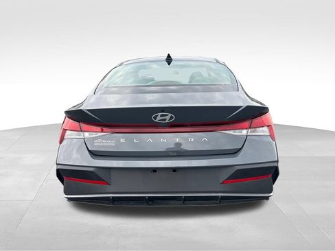 Used 2024 Hyundai Elantra SE FWD image 5