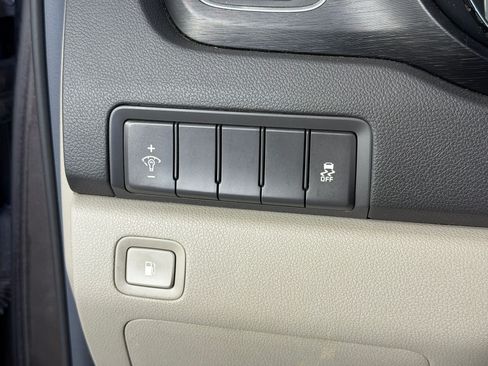 Used 2017 Kia Sedona LX w/ LX Essentials Premium Package FWD image 17