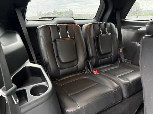 Used 2016 Ford Explorer XLT w/ Equipment Group 202A FWD image 8