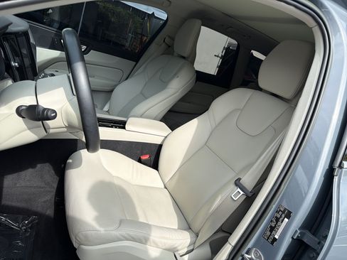 Used 2023 Volvo XC60 B5 Core w/ Climate Package FWD image 16