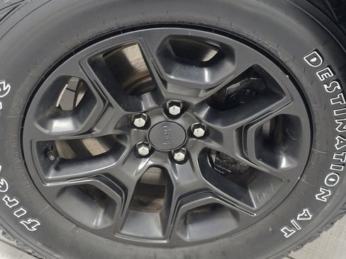 Used 2019 Jeep Cherokee Trailhawk w/ Cold Weather Group image 7