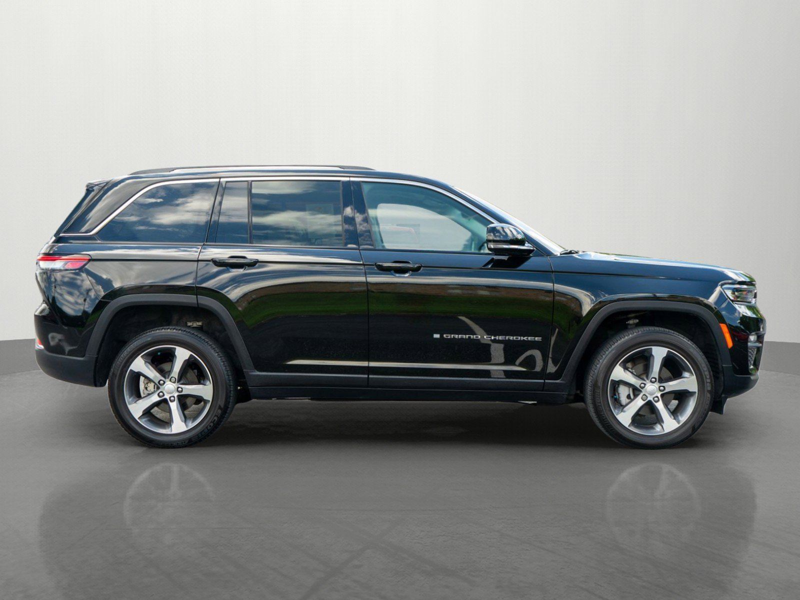 Used 2023 Jeep Grand Cherokee Limited AWD/4WD image 8