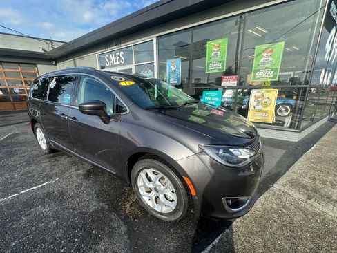 Used 2017 Chrysler Pacifica Touring-L Plus w/ Advanced Safetytec Group image 3
