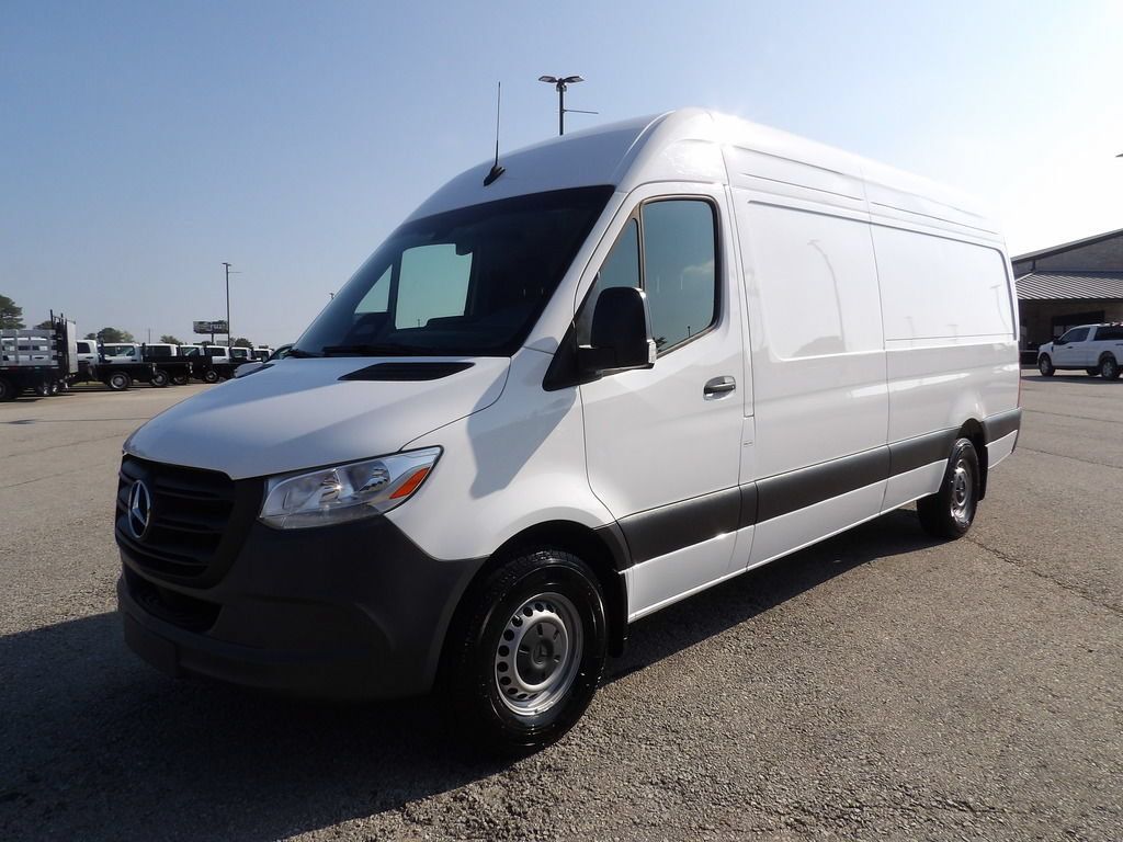 Used 2025 Mercedes-Benz Sprinter 2500 image 3