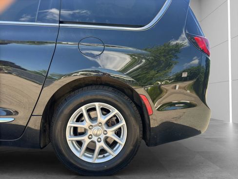 Used 2020 Chrysler Pacifica Touring-L FWD image 22